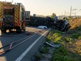Un camión semivuelca en la A-6 y colapsa el tráfico en Las Rozas