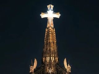 La Torre de Jesús de la Sagrada Família ya brilla tras la bendición papal