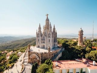 Las nuevas letras «Barcelona» transforman el mirador del Tibidabo en su 125 aniversario