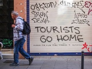 Vecinos de Barcelona piden ayudas para frenar pisos turísticos en sus edificios