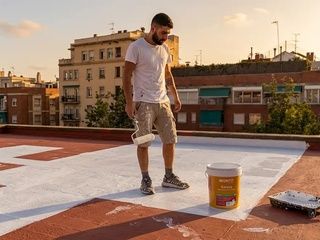 Barcelona prueba tres pinturas para reducir el calor en edificios
