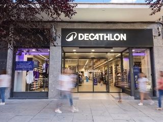 Decathlon abre en Consell de Cent con regalos para sus primeros clientes