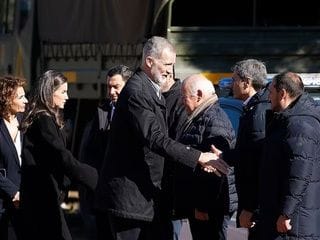 Felipe VI y Letizia visitan la zona cero del accidente de tren en Córdoba