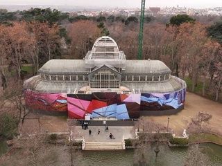 El Palacio de Cristal de El Retiro se transforma con la instalación 'Fardo' de Andrea Canepa