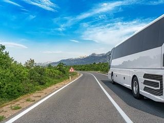 Autobuses de emergencia trasladan a vecinos por los incendios de Madrid