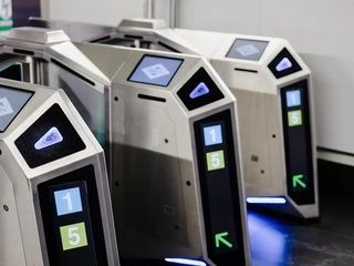 Metro de Madrid estrena el pago directo con tarjeta y móvil en los tornos