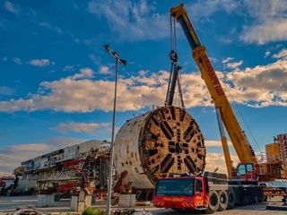 La ampliación de la L8 avanza con el traslado de la tuneladora