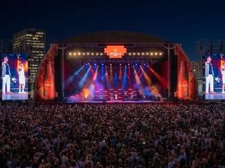30.000 personas celebran los 150 años de Estrella Damm frente al mar en Barcelona