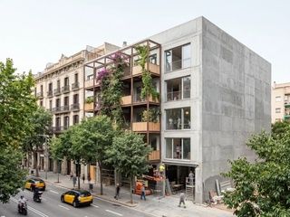 Barcelona pagará hasta 70.000 euros para abrir balcones, ventanas o jardines en paredes medianeras