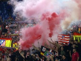 Polémica en el Camp Nou por gestos y cánticos de seguidores del Atlètic de Madrid