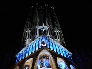 Miles disfrutan del espectáculo de luz y música en la Sagrada Família por Semana Santa
