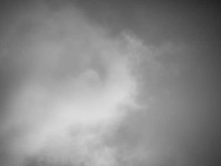 Madrid sigue en la calle pese a la nube de humo y las alertas