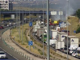 Un coche arde tras un choque múltiple en la A-5 a la altura de Móstoles