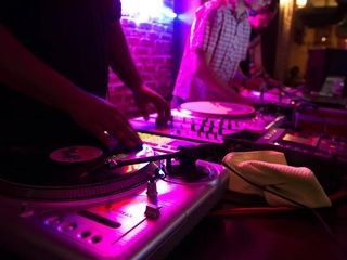 Fiesta gratis en Sala Apolo este domingo: tardeo indietrónico con himnos de los 2000