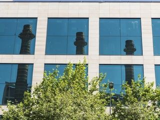 Las Tres Xemeneies del Paral·lel inician su transformación en oficinas y abrirán en 2027 con 22.500 m²