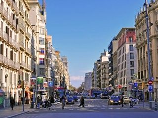 El Paralelo inicia su gran transformación con nuevos espacios y marca propia