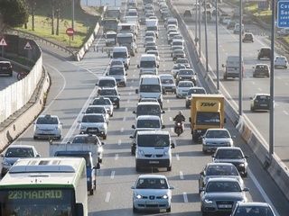 Salir de Madrid en Semana Santa se complica: atascos en la A-3 y A-5