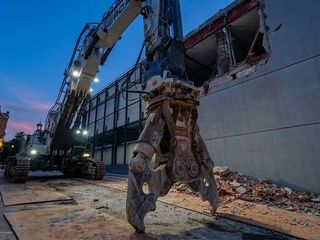 Montjuïc cambia de piel con el derribo de varios pabellones de la Fira