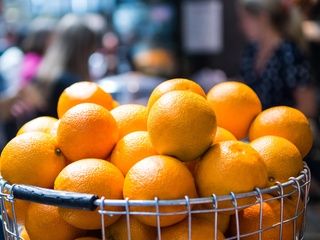 Cientos de kilos de naranjas amargas se transforman en mermelada solidaria en Barcelona