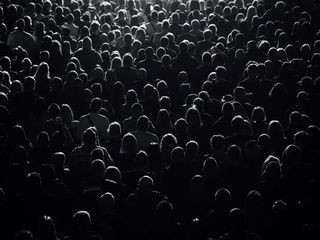 Largas caminatas y atascos reabren la crisis de movilidad del Mad Cool