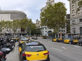 El bloqueo de la nueva ley del taxi en Barcelona retrasa la regulación de Uber, Bolt y Cabify
