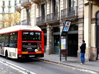 La línea V5 amplía su recorrido y mejora la conexión con La Marina
