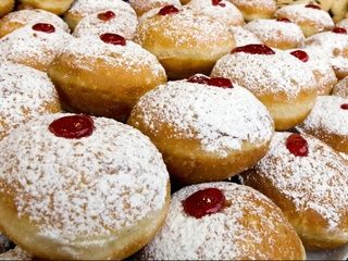 Los buñuelos conquistan Barcelona: las pastelerías imprescindibles de esta Cuaresma