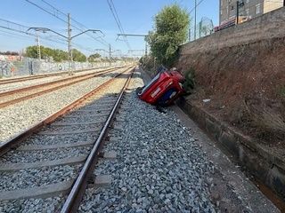 Un coche cae a las vías y obliga a cortar la R4 de Rodalies