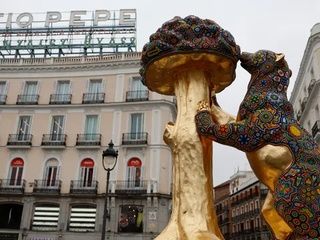 La estatua del Oso en Madrid se transformó en arte huichol gracias a un artista mexicano