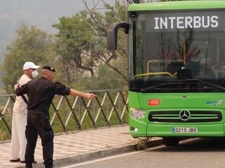 Los autobuses recuperan el servicio en la Sierra Oeste, pero tres líneas siguen paradas