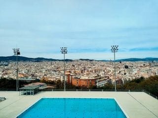El calor desborda las piscinas de Barcelona y reabre el debate sobre precios y aforos