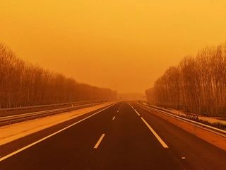Una nube sahariana cubre Barcelona con ambiente suave y visibilidad reducida