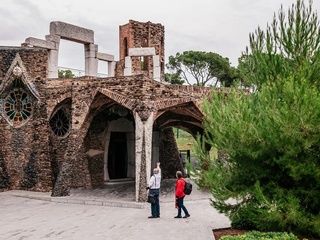 La Festa del Modernisme de la Colònia Güell sorprende con drones y homenaje a Gaudí