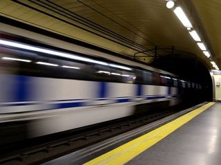 Viajar bajo tierra en Madrid: entre la prisa, el calor y la costumbre