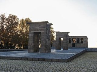 Pintadas y arañazos en el Templo de Debod reabren el debate sobre su conservación