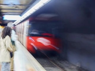 El calor convierte los andenes del metro en uno de los peores puntos del viaje