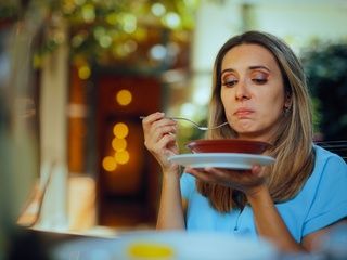 De cabezas hervidas a fideos con pimienta: revelan los platos más desagradables del mundo