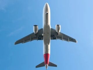 Iberia permite cambiar billetes por los incendios que afectan a Barajas