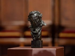 Siete estatuas gigantes de Goya sorprenden a Barcelona antes de los premios de cine