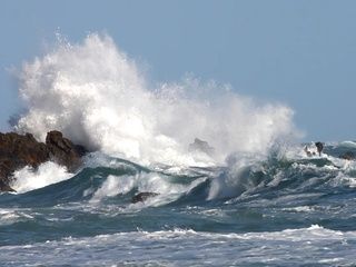 Barcelona activa la alerta en sus playas por fuerte oleaje y riesgo en el litoral