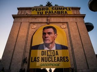 Una lona gigante en Moncloa exige cerrar las nucleares