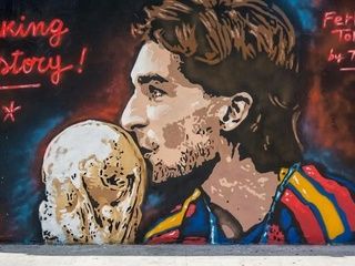 El mural de Ferran Torres aparece vandalizado en plaza Joanic