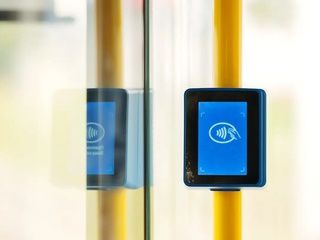 Madrid ya permite entrar en todo su transporte público con tarjeta bancaria sin comprar billete