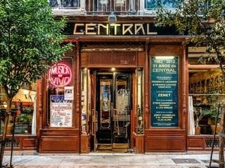 Madrid despide el histórico Café Central en Plaza del Ángel y lo recibe en el Ateneo