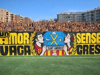 La afición del Sant Andreu convierte el Narcís Sala en un mosaico gigante con el mensaje ‘un amor sense vacances’