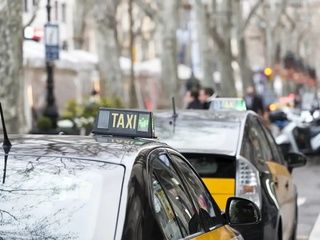 El debate sobre taxis y VTC en Barcelona se complica por la avalancha de comparecientes