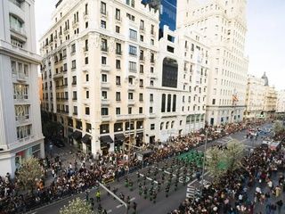 La Gran Vía se transforma: el desfile de St. Patrick’s marca un nuevo récord de asistencia