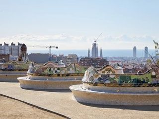 Encontrar un banco en Barcelona depende del barrio: así está el reparto