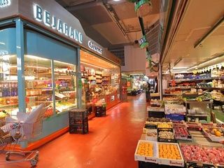 El mercado de barrio resiste en Madrid mientras la ciudad acelera su ritmo