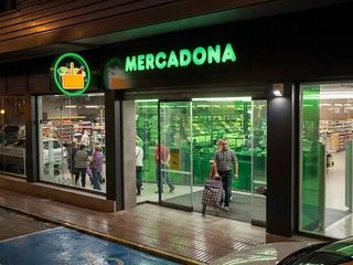 Barcelona debate si los microondas de Mercadona compiten con los bares